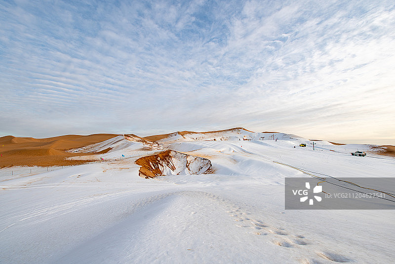 冬季沙漠上的积雪图片素材