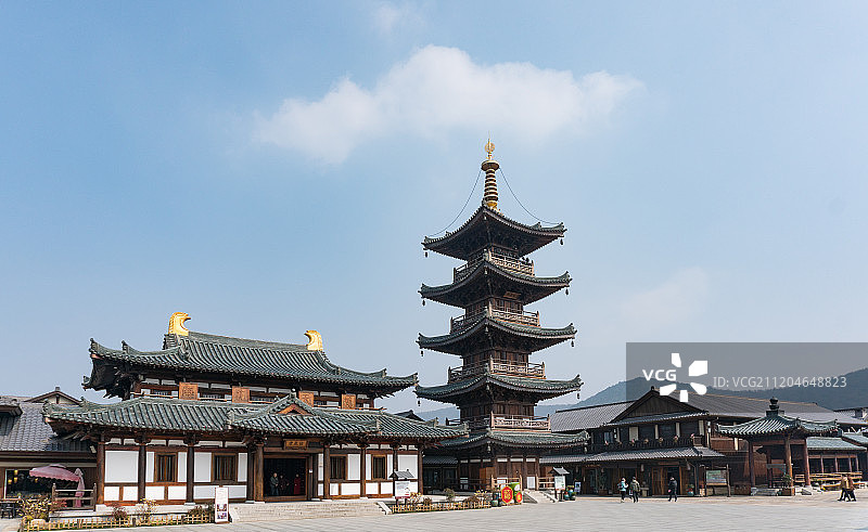 现代新中式庭院广场上的塔图片素材