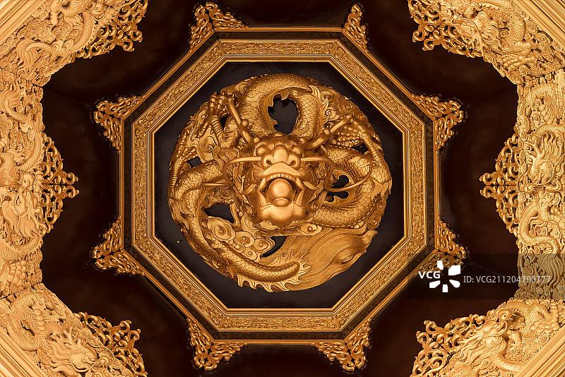 中国传统建筑内部龙头雕刻图片素材