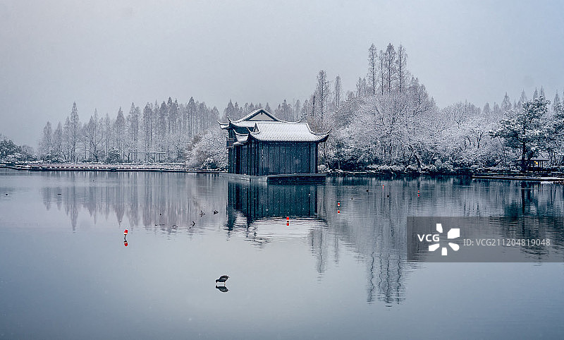 建筑树木在西湖水中显出完美的倒影图片素材