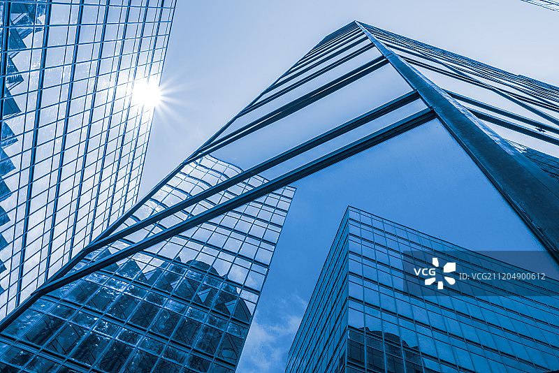 低视角的香港城市摩天大楼图片素材