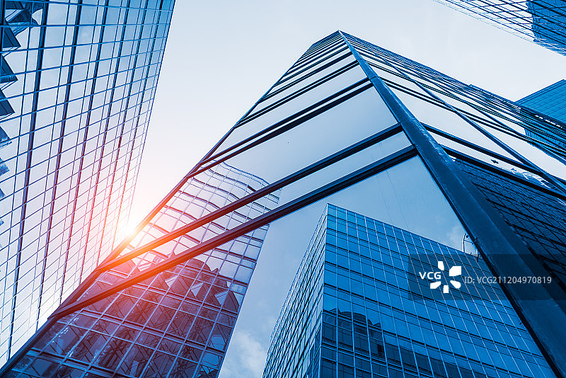 低视角的香港城市摩天大楼图片素材