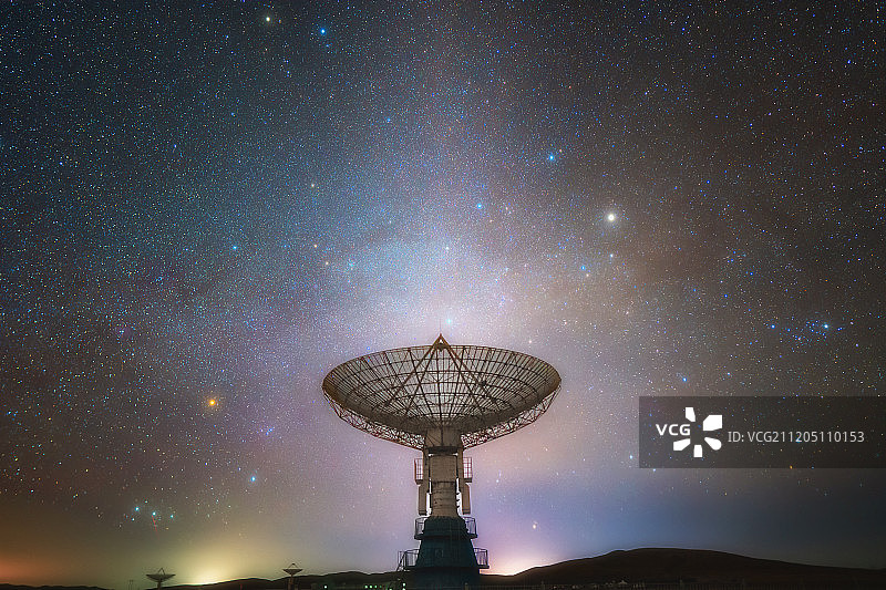 夜空中的射电望远镜图片素材