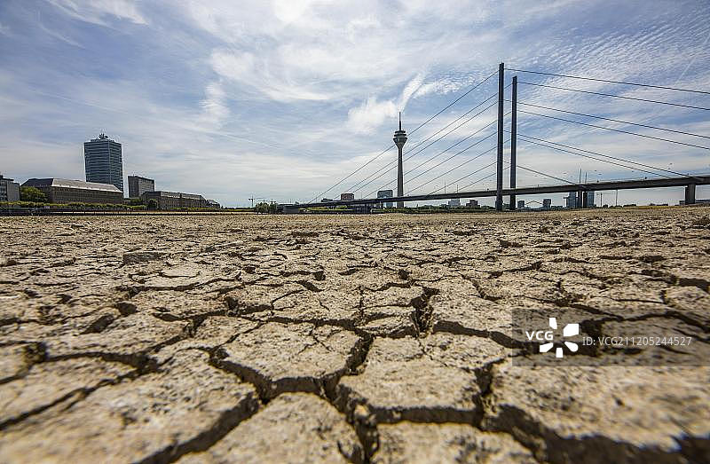 杜塞尔多夫附近的莱茵河：极端低水位图片素材