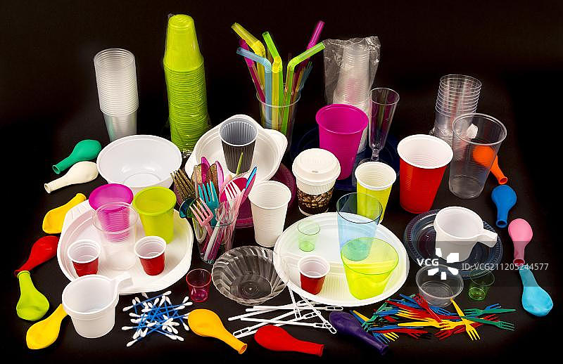一次性餐具、塑料餐具、塑料杯及其他塑料垃圾，各种颜色、尺寸和类型图片素材