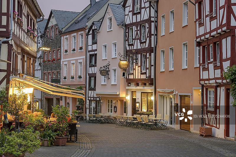 位于德国莱茵兰-普法尔茨州贝尔恩卡斯特尔-库埃斯Burgstrasse的半木结构房屋图片素材