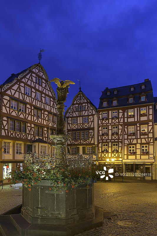 位于德国莱茵兰-普法尔茨州贝尔恩卡斯特尔-库斯市场，带有米歇尔斯布伦嫩的半木结构房屋图片素材