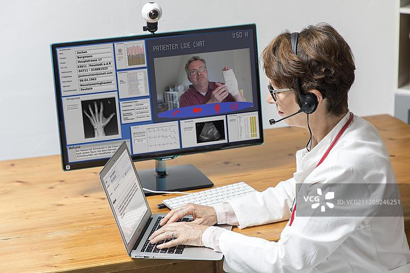 远程医疗：医生通过网络摄像头与患者沟通，德国图片素材