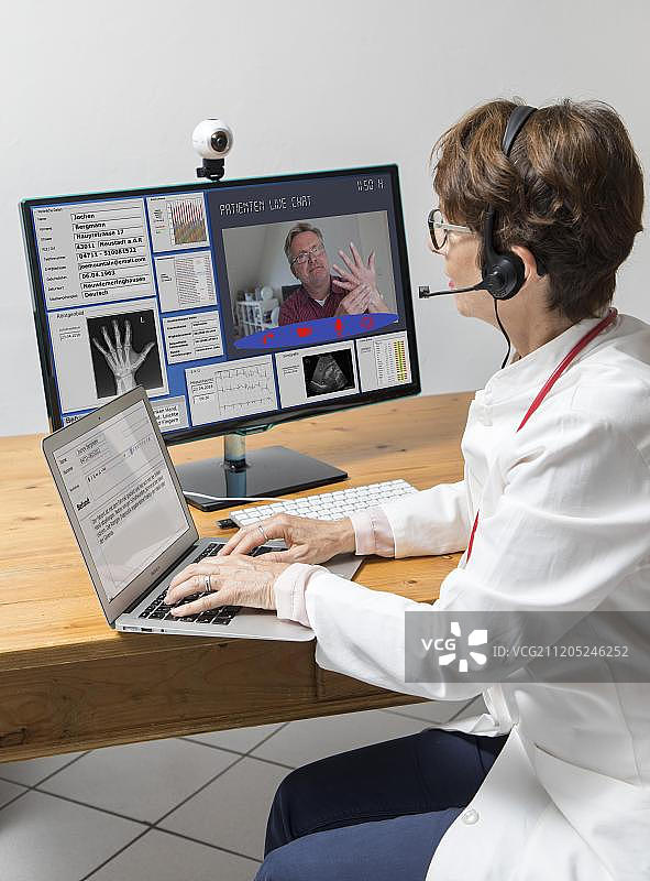 远程医疗：医生通过网络摄像头与患者沟通，德国图片素材