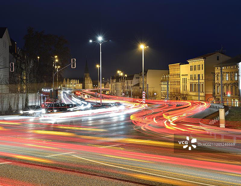 德国萨克森-安哈尔特州哈雷市80号联邦公路夜间光迹图片素材
