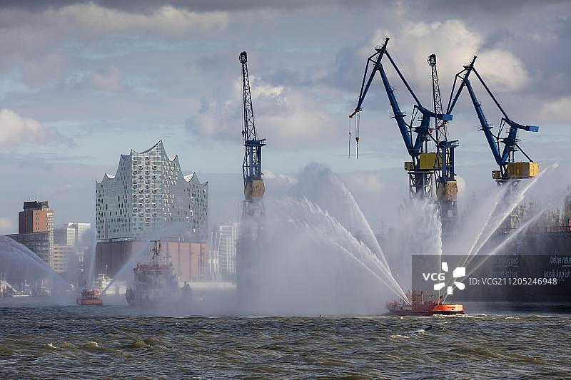 消防船、港口、易北河、汉堡易北爱乐音乐厅、港口新城、德国、欧洲图片素材
