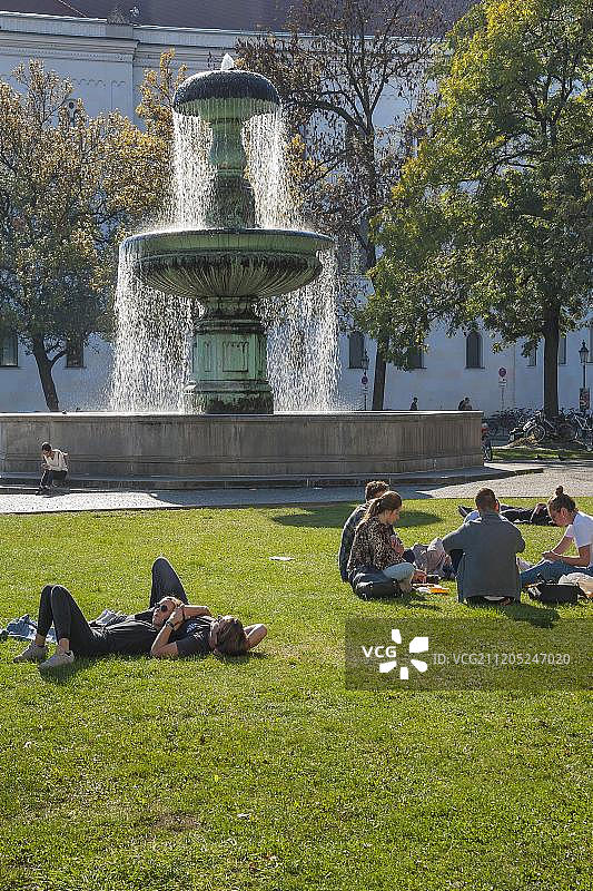 德国巴伐利亚州慕尼黑路德维希-马克西米利安大学前的格施维斯特-绍尔广场及其喷泉图片素材