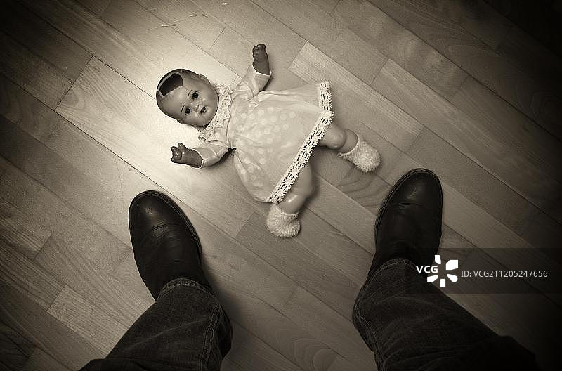 儿童虐待图像：玩偶，损坏，躺在地上，男子，德国巴登-符腾堡州，欧洲图片素材