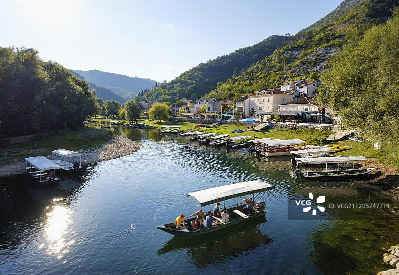 黑山采蒂涅斯附近斯库台湖国家公园 Crnojevic 河上的船只图片素材