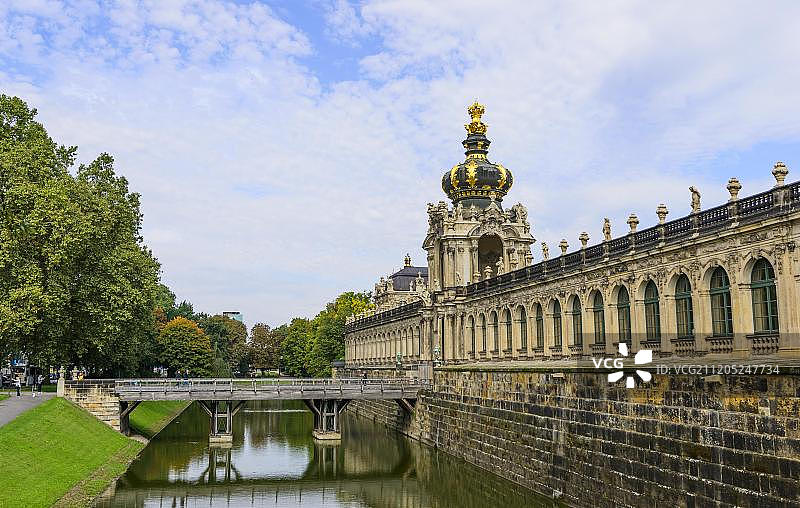 德国萨克森州德累斯顿茨温格宫的克朗托尔、朗加列和护城河的外部景观图片素材