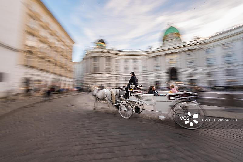 奥地利维也纳霍夫堡宫前的马车图片素材