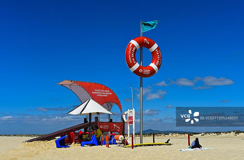 塔维拉岛水上救援站，位于葡萄牙阿尔加维塔维拉的沙滩上图片素材