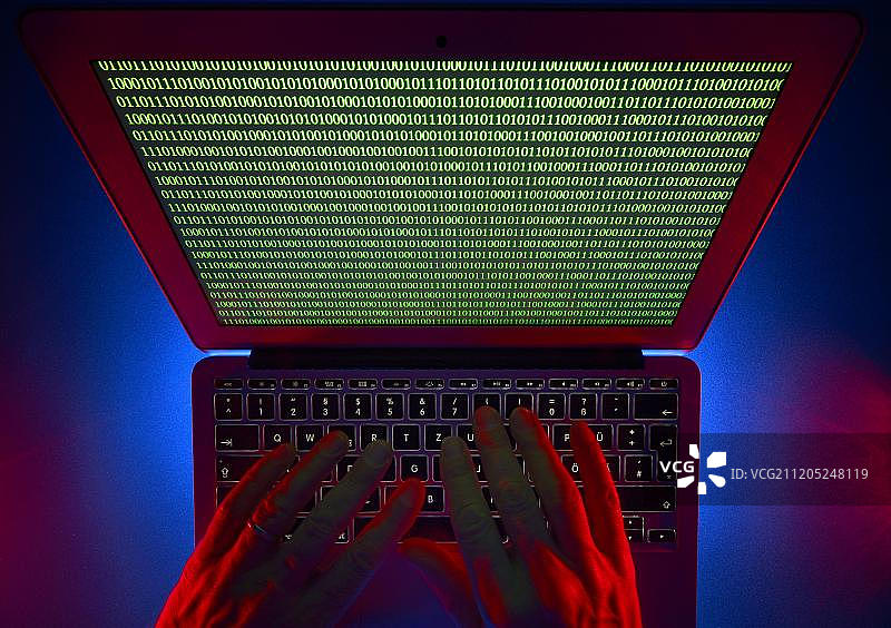 在电脑键盘上的手，网络犯罪象征图片，德国巴登-符腾堡图片素材