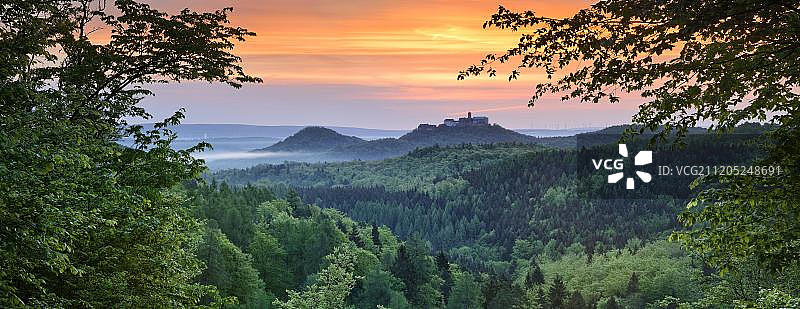 从伦施泰格眺望图林根森林至瓦特堡，德国图林根艾森纳赫附近图片素材