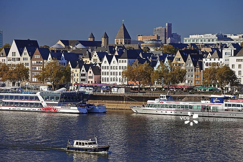 德国科隆老城区莱茵河上的船只图片素材
