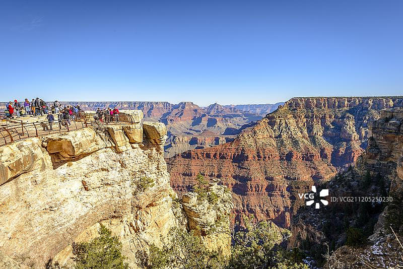 马瑟点观景点：游客，被侵蚀的岩石景观，大峡谷国家公园南缘，亚利桑那州，美国，北美洲图片素材
