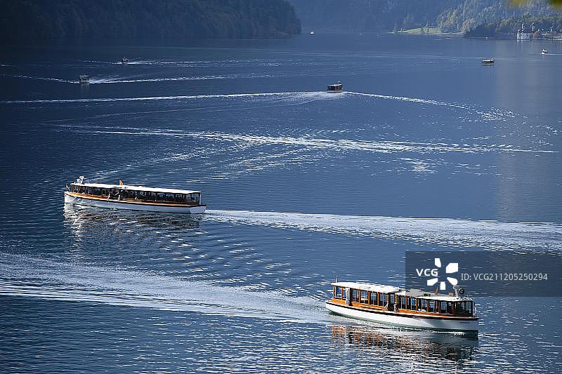 德国国王湖回音壁前的游船，舍恩费尔德峰，贝希特斯加登阿尔卑斯山脉，贝希特斯加登国家公园，上巴伐利亚，巴伐利亚图片素材