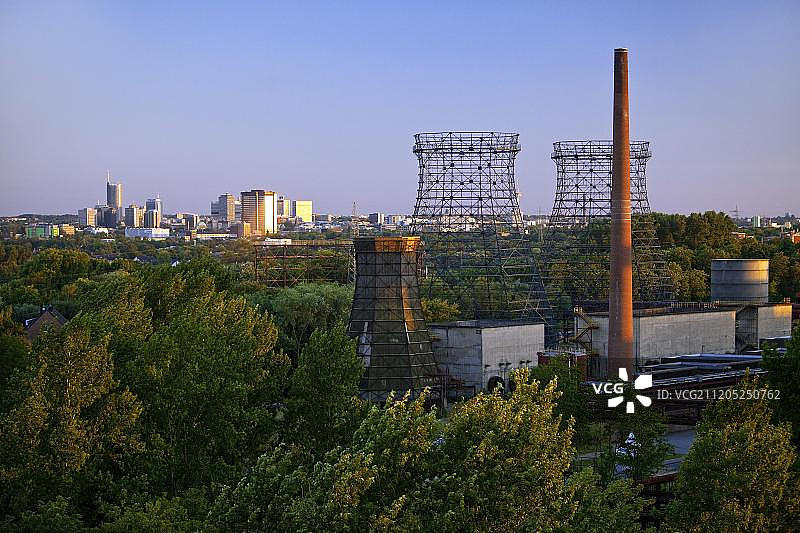埃森关税同盟焦化厂冷却塔与城市天际线图片素材