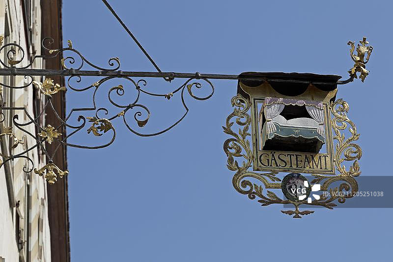 德国巴登-符腾堡阿尔高旺根客务所的锻铁悬挂式商店招牌图片素材