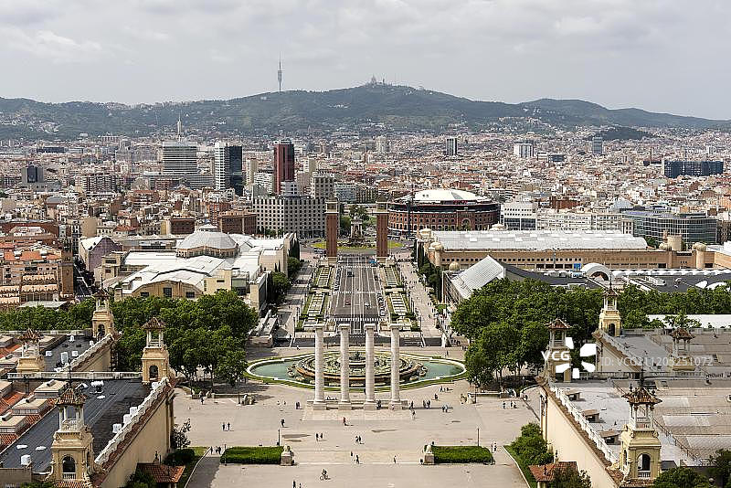 魔法喷泉，巴塞罗那卡斯卡德斯广场和西班牙广场，远处是蒂比达博山，西班牙加泰罗尼亚图片素材