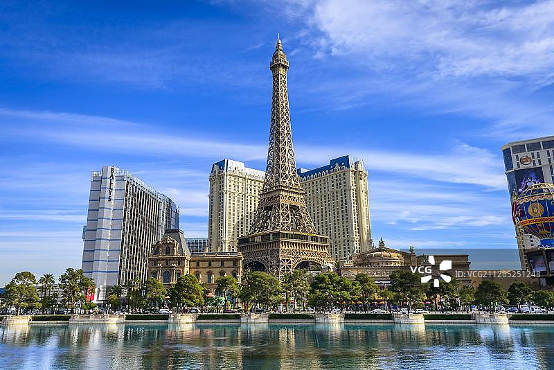 美国内华达州拉斯维加斯大道埃菲尔铁塔与百乐宫酒店湖泊图片素材