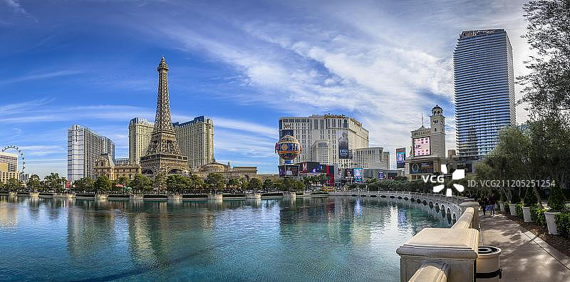 美国内华达州拉斯维加斯大道埃菲尔铁塔与百乐宫酒店湖泊图片素材