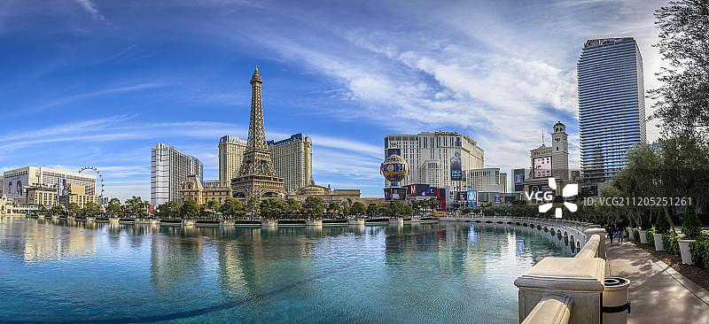 美国内华达州拉斯维加斯大道埃菲尔铁塔与百乐宫酒店湖泊图片素材