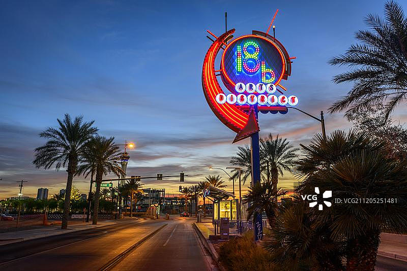 美国拉斯维加斯18b艺术区日落霓虹灯广告图片素材