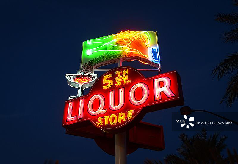 拉斯维加斯酒精商店霓虹灯标志图片素材