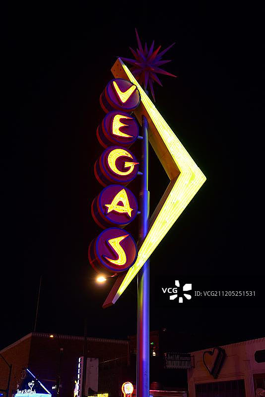 拉斯维加斯弗里蒙特街霓虹灯夜景图片素材