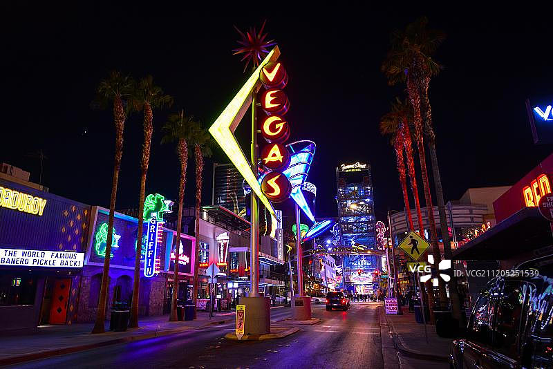 拉斯维加斯弗里蒙特街霓虹灯夜景图片素材