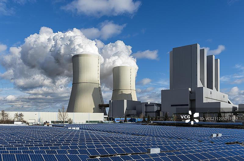 能源转型象征图片：褐煤退出，前方太阳能公园，后方褐煤发电厂，利彭多夫发电厂，德国萨克森州诺伊基里奇图片素材