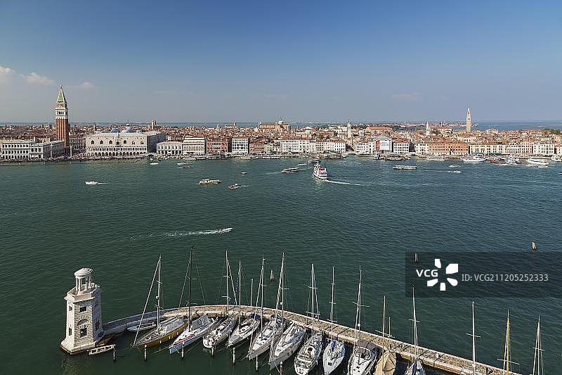 意大利威尼斯圣乔治马焦雷岛码头灯塔城市风光图片素材