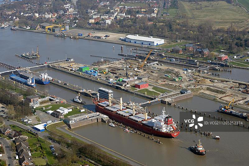 在德国石勒苏益格-荷尔斯泰因州基尔运河的布伦斯比特尔船闸的货船图片素材