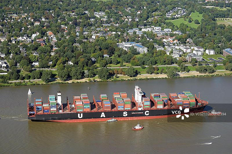 德国汉堡：易北河上UASC Al Nefud集装箱货轮和国际海洋法法庭图片素材