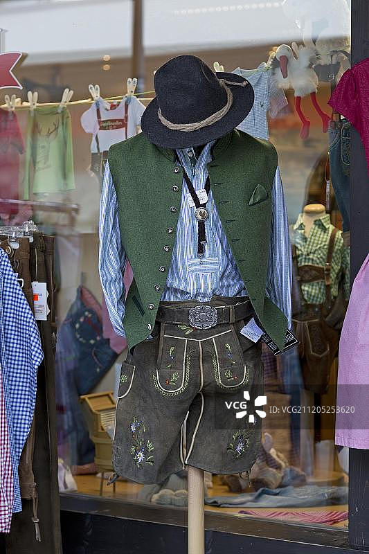 服装店橱窗里的传统服饰：皮裤配背心和传统帽子，德国巴伐利亚阿尔高州奥伯斯多夫图片素材