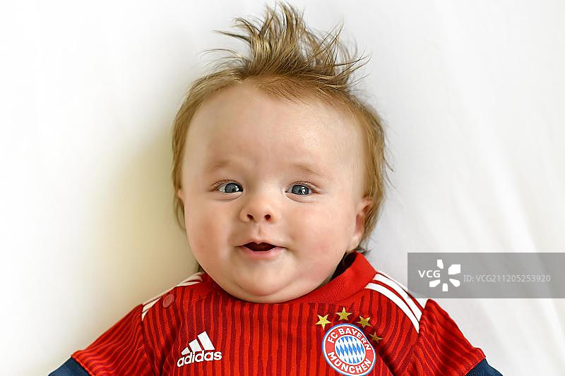 三个月的婴儿，身穿拜仁慕尼黑足球俱乐部球衣，德国巴登-符腾堡州图片素材