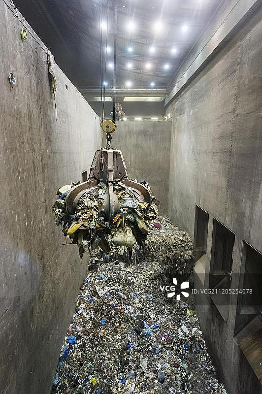 垃圾抓斗臂，起重机在垃圾焚烧厂运输废物，德国巴登-符腾堡州埃施巴赫TREA Breisgau图片素材