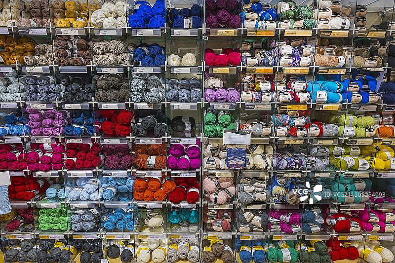 慕尼黑百货商店的彩色羊毛货架图片素材