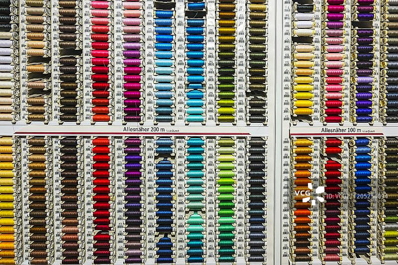 彩色缝纫线轴，德国百货商店图片素材