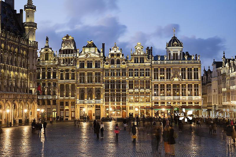 布鲁塞尔大广场的行会房屋，暮光，比利时，欧洲图片素材