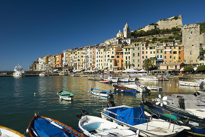 五渔村韦内雷港海港的彩色排屋，意大利利古里亚莱万特海岸图片素材