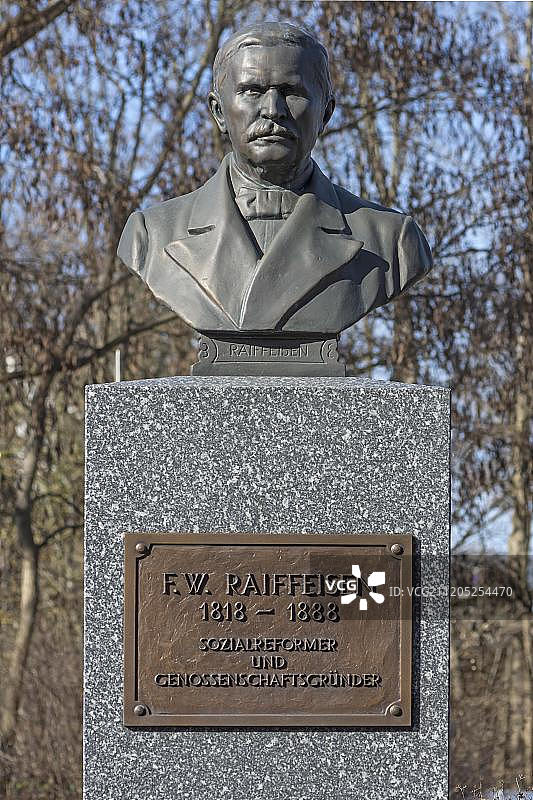 合作银行创始人F.W. Raiffeisen (1818-1888) 半身像,位于德国巴伐利亚州米特尔弗兰肯劳夫图片素材