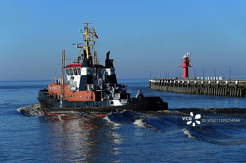 德国基尔运河驶向北海的拖船图片素材