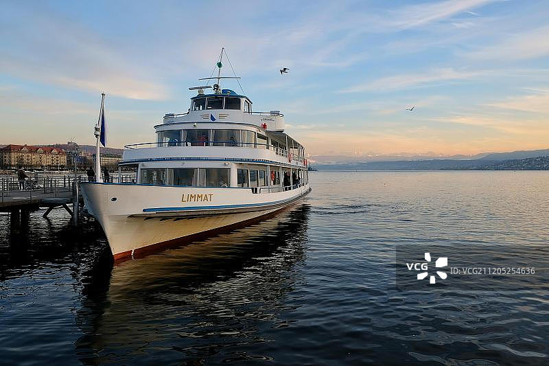 停泊在利马特河畔利马特码头的游船，位于瑞士苏黎世苏黎世湖图片素材